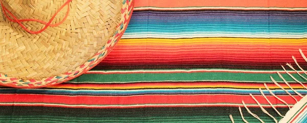 Messicano cinco de mayo fiesta poncho serape tappeto coperta sombrero sfondo copia-spazio — Foto Stock