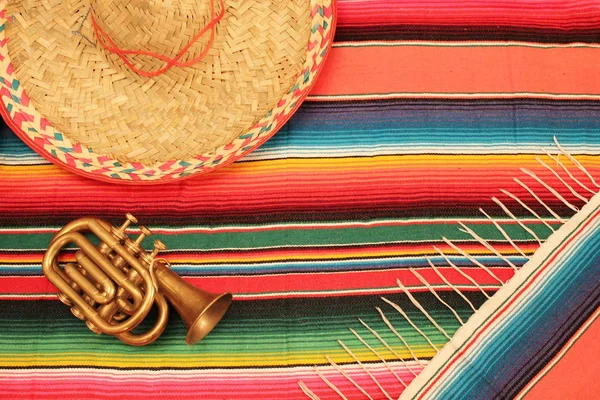 Mariachi Fiesta poncho matta i ljusa färger med sombrero Cinco de Mayo bakgrund med kopierings utrymme — Stockfoto