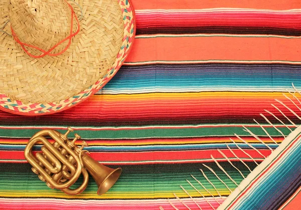 Fiesta Mariachi poncho sombrero filt bakgrund med kopia utrymme och Serape trumpet lager, Foto, Fotografi, bild, bild, — Stockfoto