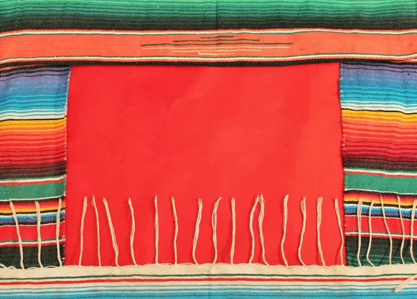 Mexikó Fiesta poncsó szőnyeg fényes csík háttér másolási hely Cinco de Mayo állomány, Fénykép, Fénykép, kép, kép, — Stock Fotó