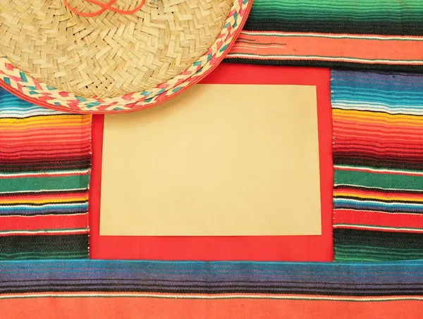 Mexico Fiesta Cinco de Mayo poncho matta i ljusa rand bakgrund med kopiera utrymme lager, Foto, Fotografi, bild, bild, — Stockfoto