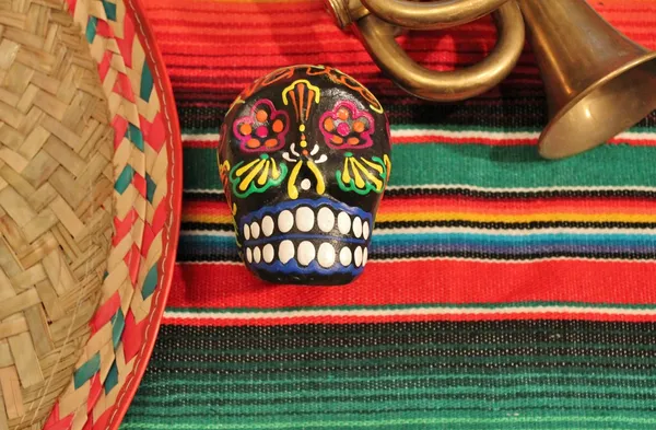 Cinco de mayo skull México sombrero mariachi fiesta poncho alfombra en fondo de rayas brillantes con copia espacio stock, foto, fotografía, imagen, imagen , —  Fotos de Stock