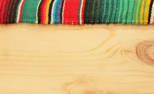 Mexikanska trä kanter Boarder Serape poncho textil kopiera utrymme Cinco de Mayo bakgrund lager, Foto, Fotografi, bild, bild, — Stockfoto