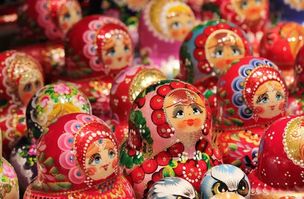 Бабушка Русские традиционные гнездовые куклы в различных сувенирах России — стоковое фото