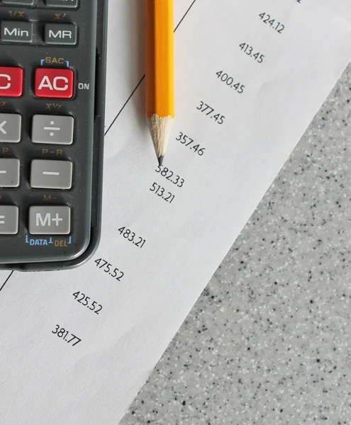 Estado de cuenta del banco con lápiz y calculadora — Foto de Stock