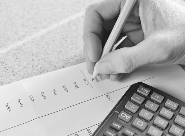 Estado de cuenta del banco con lápiz de mano y calculadora —  Fotos de Stock