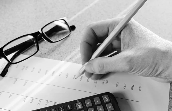 Estado de cuenta del banco con lápiz de mano y calculadora — Foto de Stock