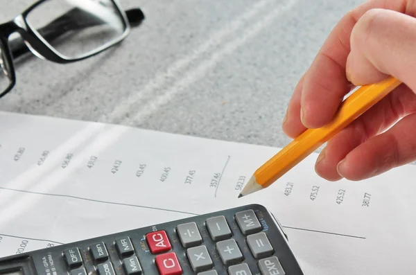 Estado de cuenta del banco con lápiz de mano y calculadora —  Fotos de Stock