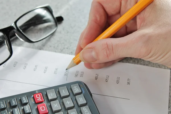 Estado de cuenta del banco con lápiz de mano y calculadora —  Fotos de Stock