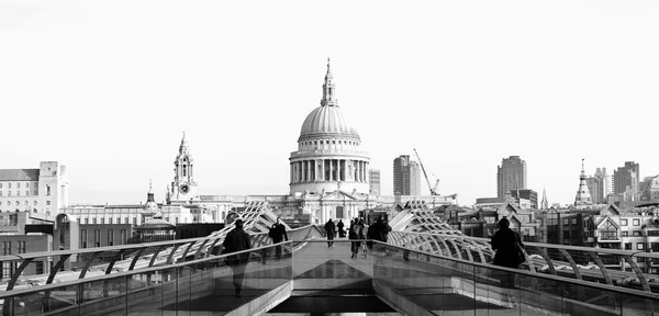 St pauls és a millennium bridge, london, Egyesült Királyság turisztikai — Stockfoto