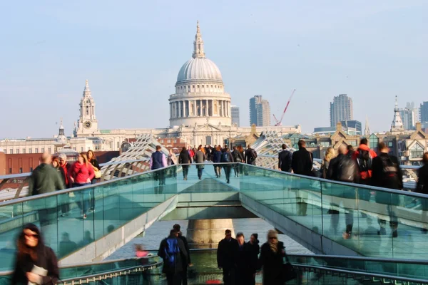 Millennium bridge at dusk. St Pauls cathedral in the background. — Stock Photo, Image