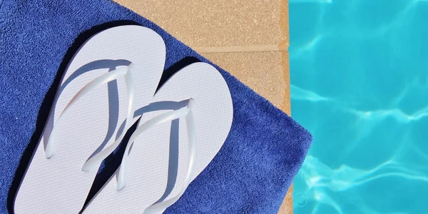 Urlaub am Pool malerisches Schwimmbad Sommer Shell Handtuch Flip-Flops Strings — Stockfoto