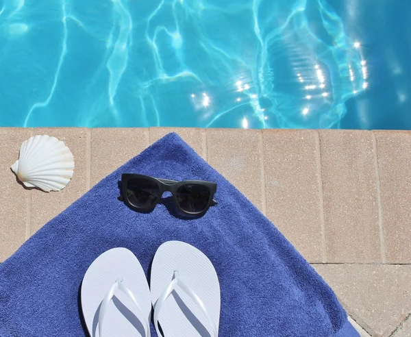 Férias na piscina piscina panorâmica verão óculos de sol shell toalha — Fotografia de Stock