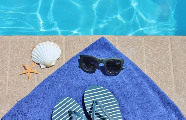 Havuz kenarında tatil tatil doğal yüzme havuzu yaz güneş gözlüğü havlu kabuk — Stok fotoğraf