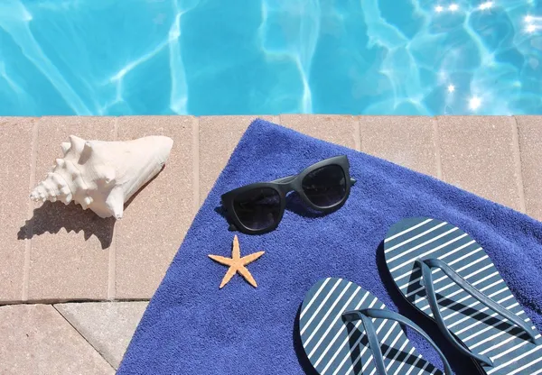 Vacaciones junto a la piscina pintoresca piscina gafas de sol de verano toalla de concha — Foto de Stock