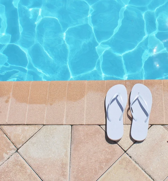 Poolside holiday vacation scenic flip flops thongs — Stock Photo, Image