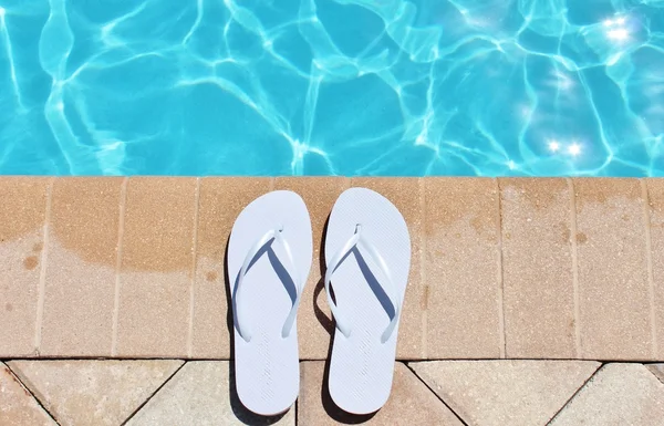 Havuz kenarında tatil tatil doğal flip floplar kayış — Stok fotoğraf
