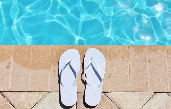 havuz kenarında tatil tatil doğal flip floplar kayış