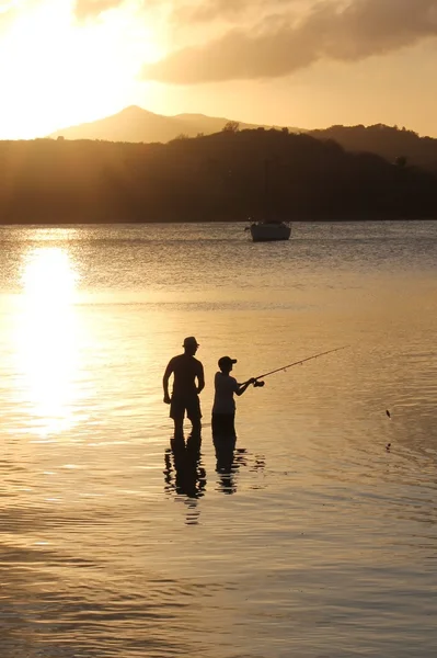 父亲和儿子的家庭钓鱼，在日落时 — 图库照片