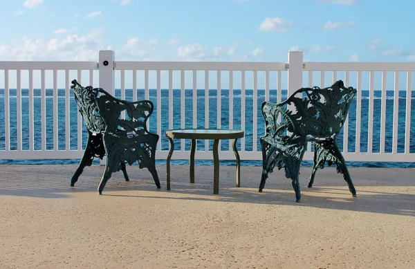 Paradise terasszal fém székek a nap — Stock Fotó