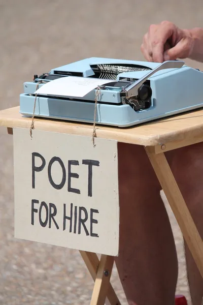 Poeta a noleggio con macchina da scrivere — Foto Stock