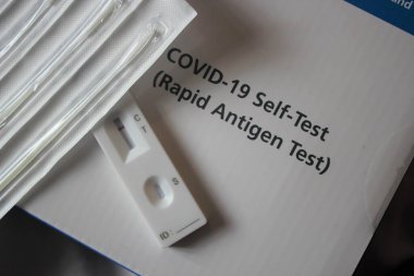 Londra, İngiltere - 20.9.2021: NHS COVID-19 İngiltere 'de Çocuklar ve Ailesi İçin Kişisel Test, Birleşik Krallık hükümeti evde test etmek için Corona virüs çubuğu hızlı antijen test kiti dağıttı 