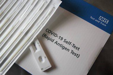 Londra, İngiltere - 20.9.2021: NHS COVID-19 İngiltere 'de Çocuklar ve Ailesi İçin Kişisel Test, Birleşik Krallık hükümeti evde test etmek için Corona virüs çubuğu hızlı antijen test kiti dağıttı 