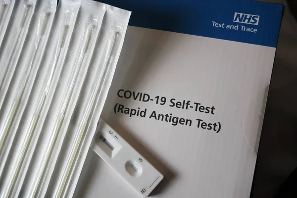 Londra, İngiltere - 20.9.2021: NHS COVID-19 İngiltere 'de Çocuklar ve Ailesi İçin Kişisel Test, Birleşik Krallık hükümeti evde test etmek için Corona virüs çubuğu hızlı antijen test kiti dağıttı 
