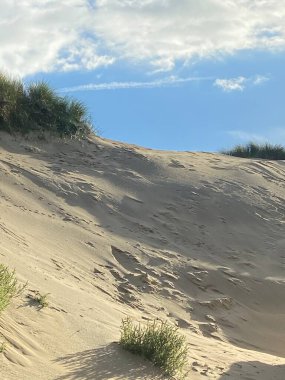 Camber Sands East Sussex UK - Gökyüzü ve deniz kumullarıyla kaplı Camber Kum tepeciklerinin manzarası