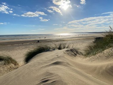 Camber Sands East Sussex UK - Gökyüzü ve deniz kumullarıyla kaplı Camber Kum tepeciklerinin manzarası