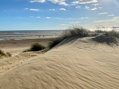 Camber Sands East Sussex UK - Gökyüzü ve deniz kumullarıyla kaplı Camber Kum tepeciklerinin manzarası
