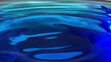 Slow Motion shot of Water Drop damlası damlalar durgun su dalgaları arka plan video görüntülerine düşer