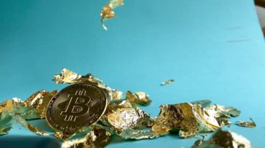 Altın yaprak - altın yaprak yavaş çekimde arka planda aşağı ve aşağı süzülüyor
