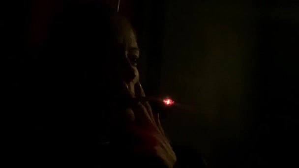 Femme Fumant Cigarette Nuit Dans Obscurité Avec Espace Copie Soufflant — Video