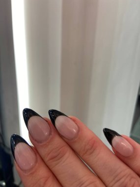 Akrilik uygulamalı tırnak sanatında pençe uçlu siyah uçlu Fransız manikürü