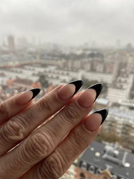 Black Tip Flesh Nude French Maniküre Mit Krallenpunkten Trendiges Nageldesign — Stockfoto