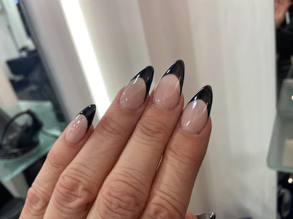 Manicura Francesa Punta Negra Con Puntos Garra Diseño Uñas Moda — Foto de Stock