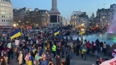 Londra, Uk - 27.2.2022: Trafalgar Meydanı, Ukrayna halkının Ukrayna video görüntülerinde Rusya 'nın saldırısına karşı Londra protestosu 