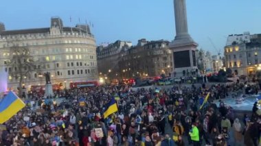 Londra, Uk - 27.2.2022: Trafalgar Meydanı, Ukrayna halkının Ukrayna video görüntülerinde Rusya 'nın saldırısına karşı Londra protestosu 