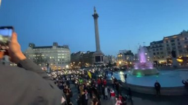 Londra, Uk - 27.2.2022: Trafalgar Meydanı, Ukrayna halkının Ukrayna video görüntülerinde Rusya 'nın saldırısına karşı Londra protestosu 