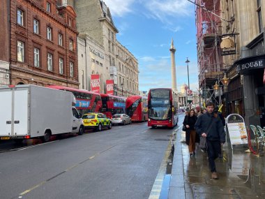 Londra, İngiltere - 03.12.2022: Trafalgar Meydanı, yağmur aslanları ve Nelson sütunlarından sonra 