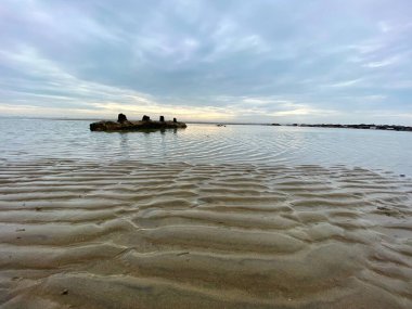Hastings denizden sahile deniz manzarası ve çakıl taşları 