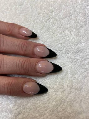 Akrilik uygulamalı tırnak sanatında pençe uçlu siyah uçlu manikür, kopyalama alanı olan trend tırnak tasarımı