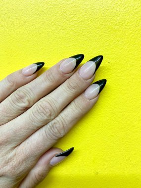Akrilik uygulamalı tırnak sanatında pençe uçlu siyah uçlu Fransız manikürü