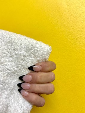 Akrilik uygulamalı tırnak sanatında pençe uçlu siyah uçlu Fransız manikürü