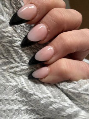 Akrilik uygulamalı tırnak sanatında pençe uçlu siyah uçlu manikür, kopyalama alanı olan trend tırnak tasarımı