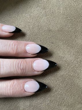 Akrilik uygulamalı tırnak sanatında pençe uçlu siyah uçlu manikür, kopyalama alanı olan trend tırnak tasarımı