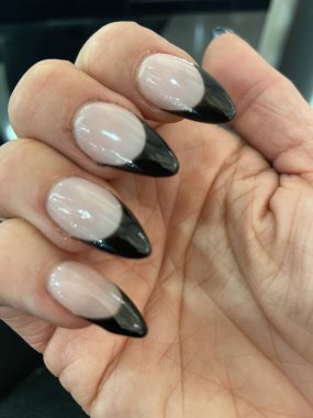 Akrilik uygulamalı tırnak sanatında pençe uçlu siyah uçlu manikür, kopyalama alanı olan trend tırnak tasarımı