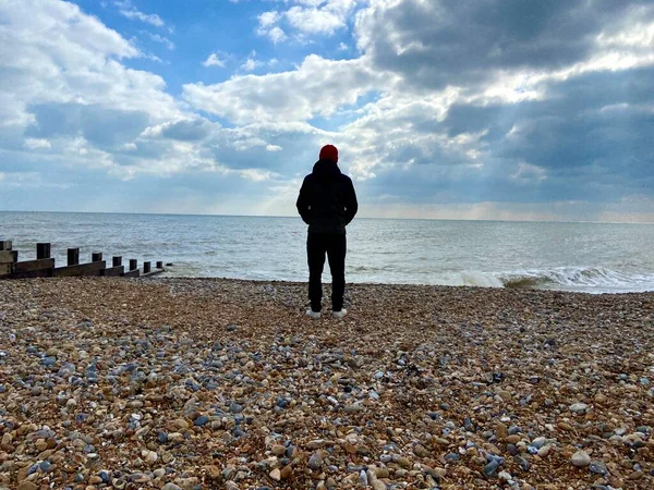 Man Ensam Stenstrand Tittar Havet Stig Hav Över Stranden Med — Stockfoto