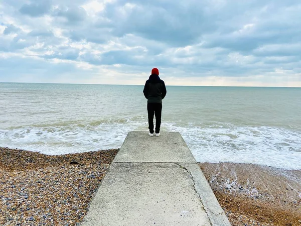 Uomo Solo Sulla Spiaggia Ciottoli Guardando Oceano Sentiero Mare Sulla — Foto Stock